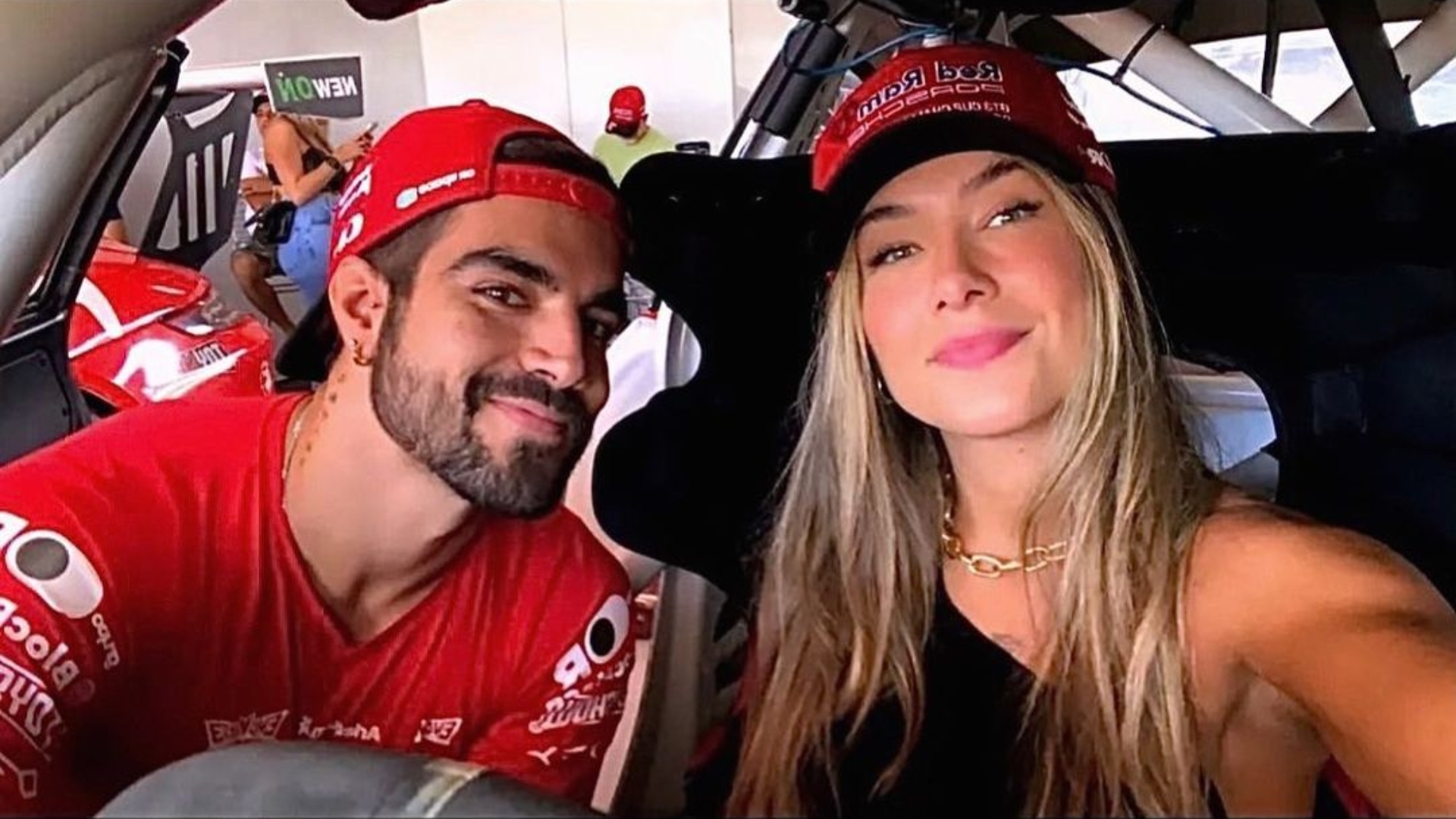 Namorada de Caio Castro mostra bumbum do ator