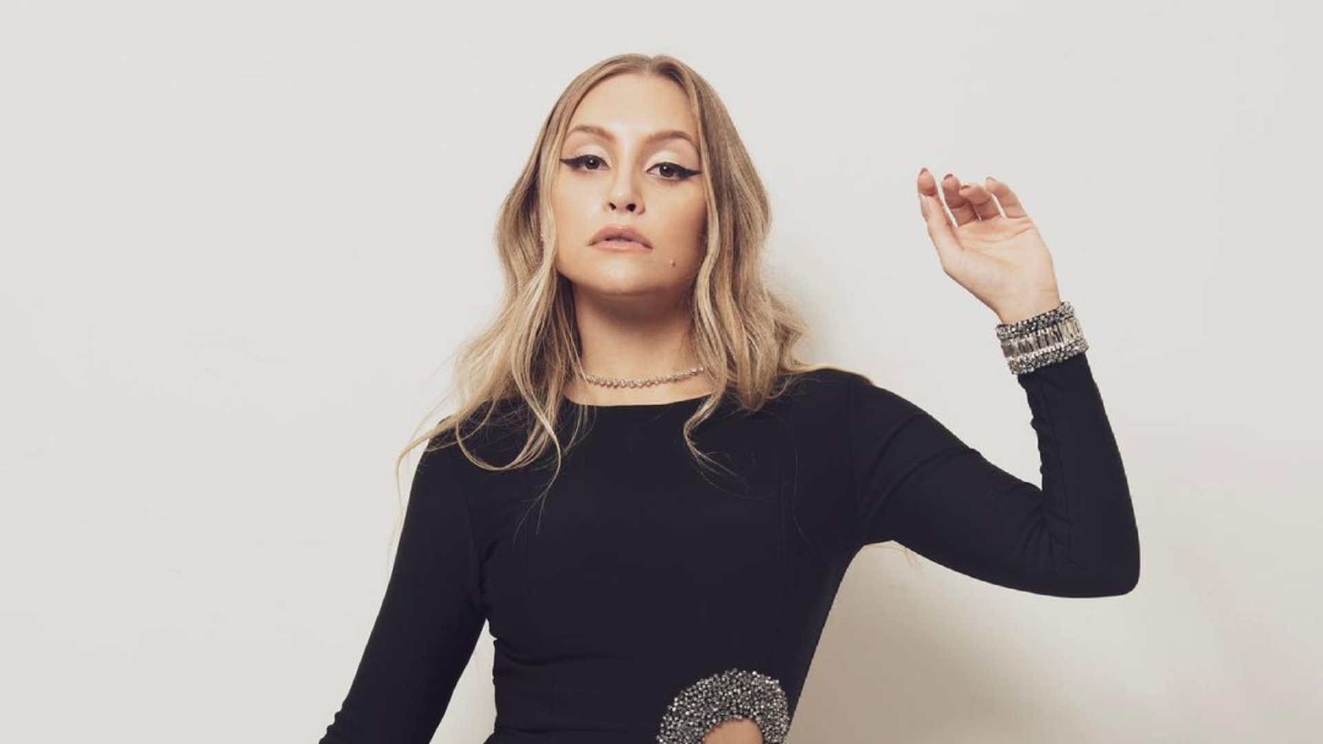 PODEROSA! Carla Diaz posa com body cavado e faz sucesso na web