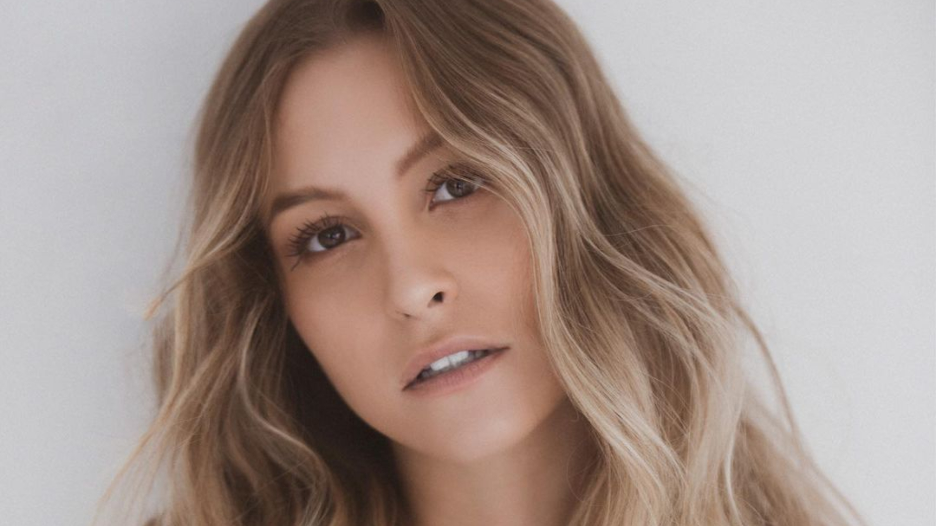 Com bolsa de grife avaliada em mais de R$ 35 mil, Carla Diaz posa com a barriga de fora e look estampado