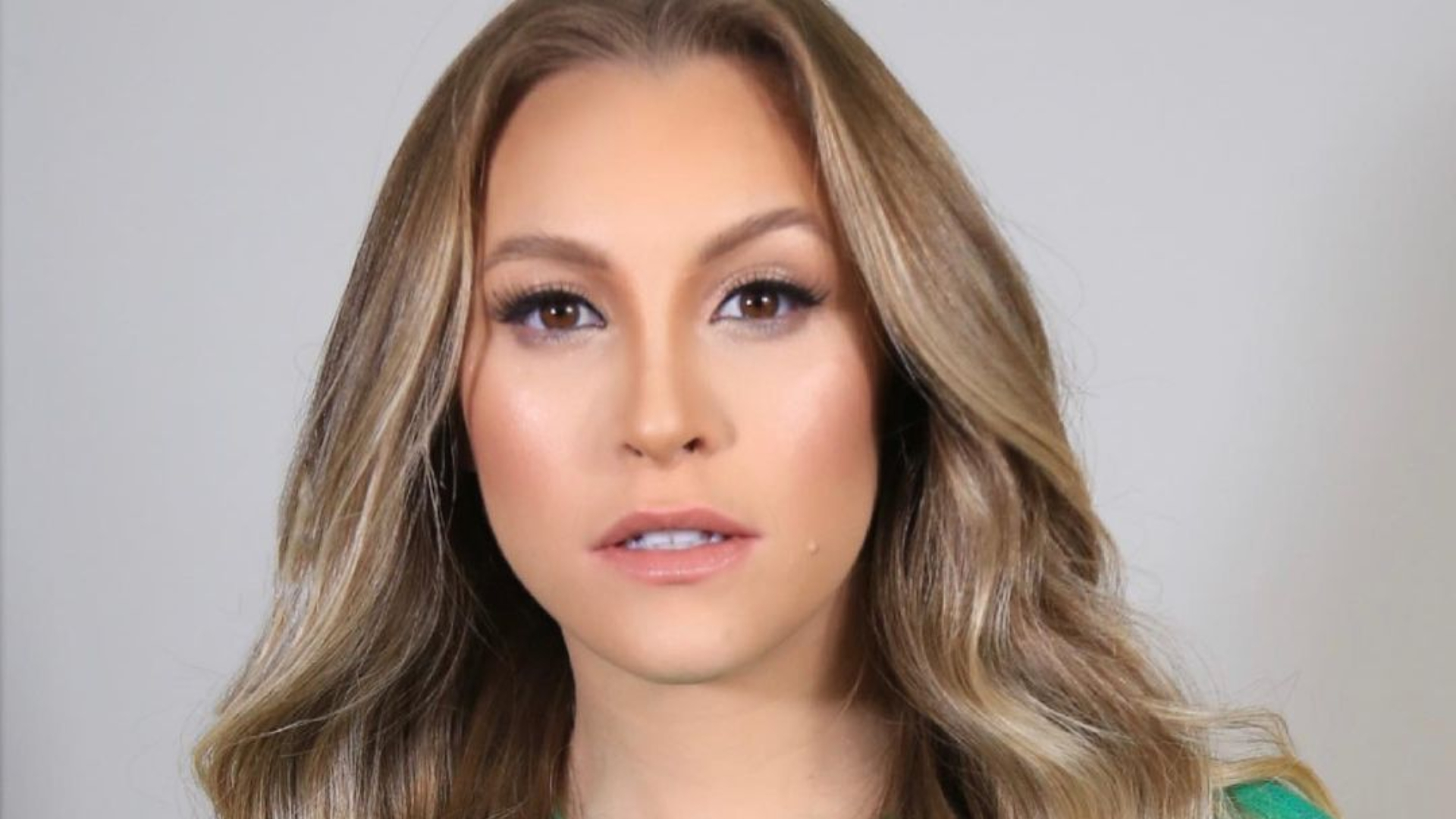 Carla Diaz dispensa roupas, posa nua e conquista elogios