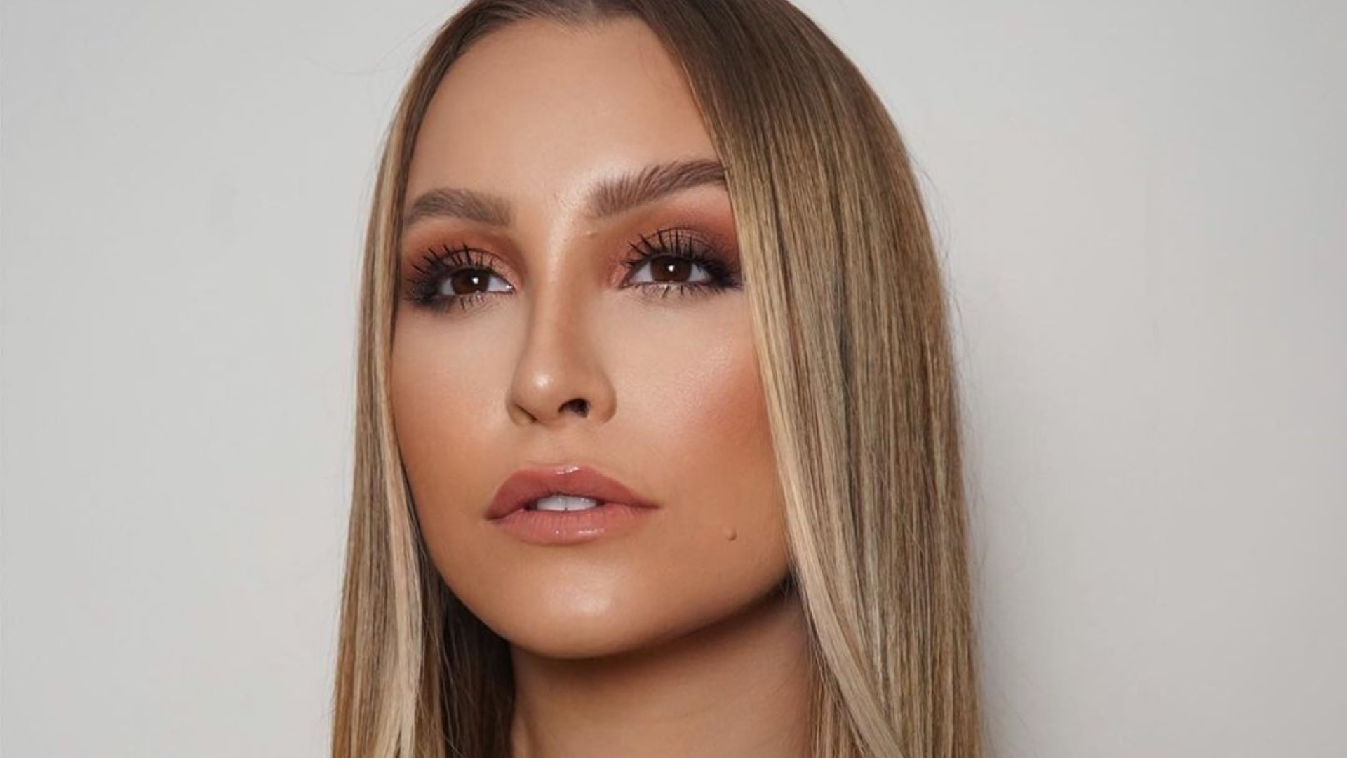 Carla Diaz dá show de beleza e exibe corpão em biquíni pink