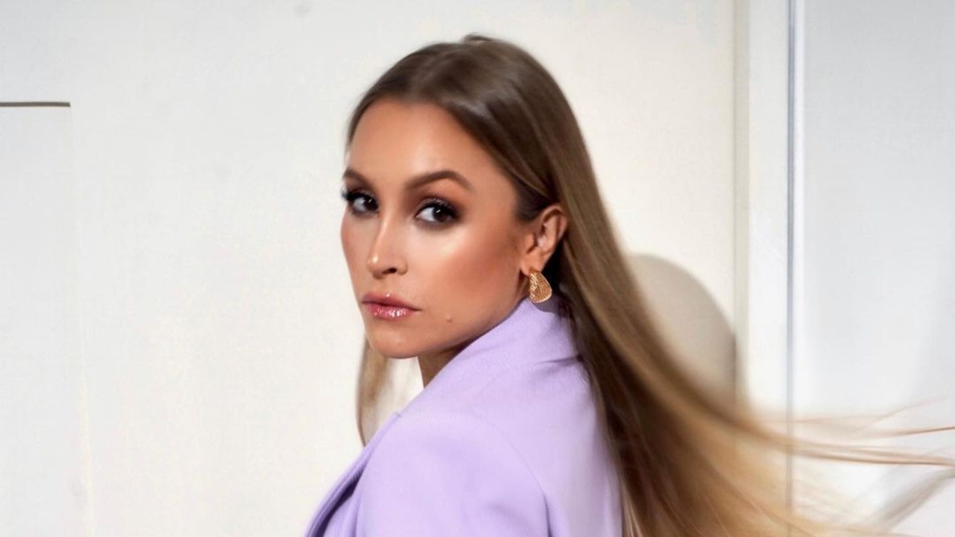 Carla Diaz ostenta curvas maravilhosas com biquíni azul