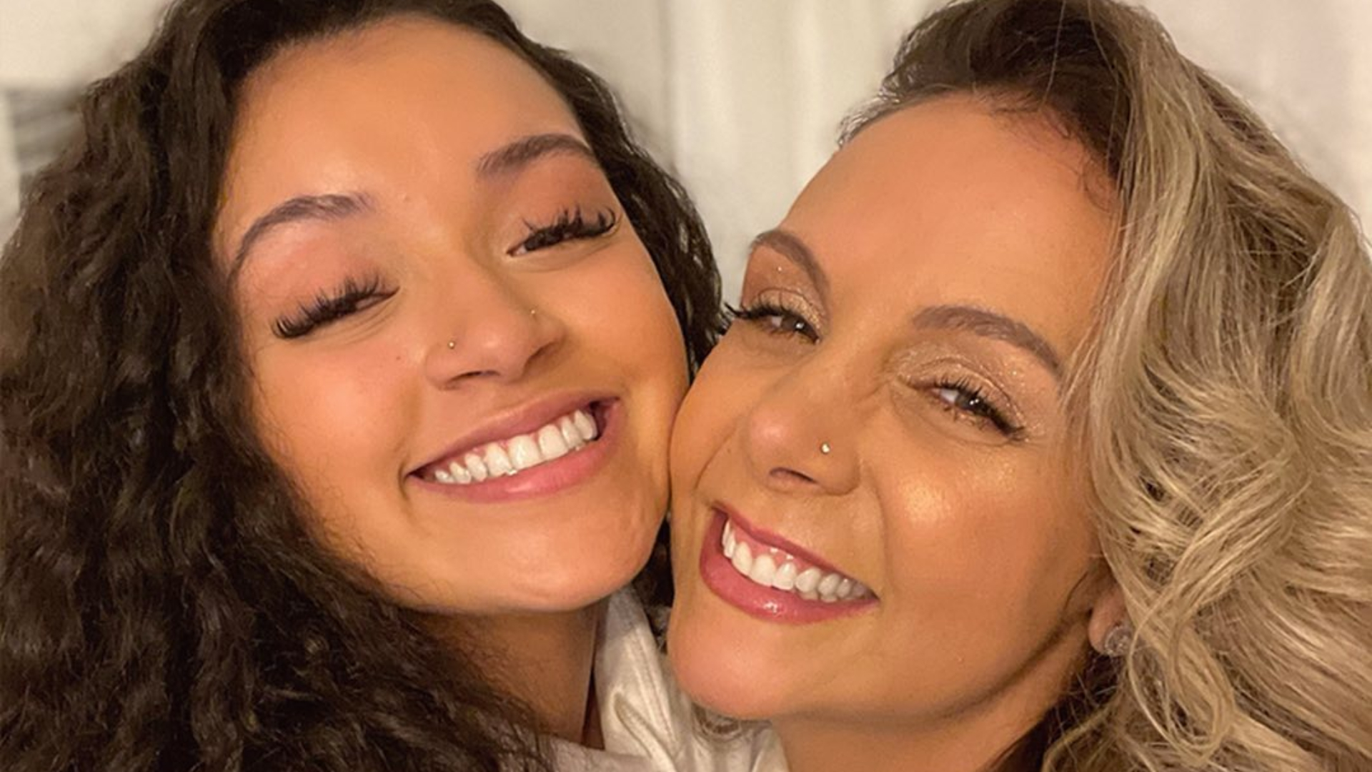 Carla Perez abre álbum de formatura da filha nos Estados Unidos