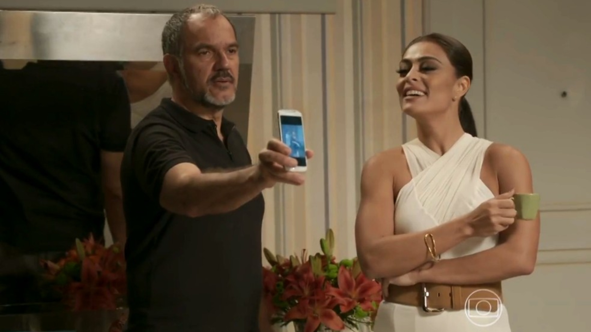 Totalmente Demais: CLIMÃO! Germano fica sem acreditar ao ver foto de Rafael e Lili