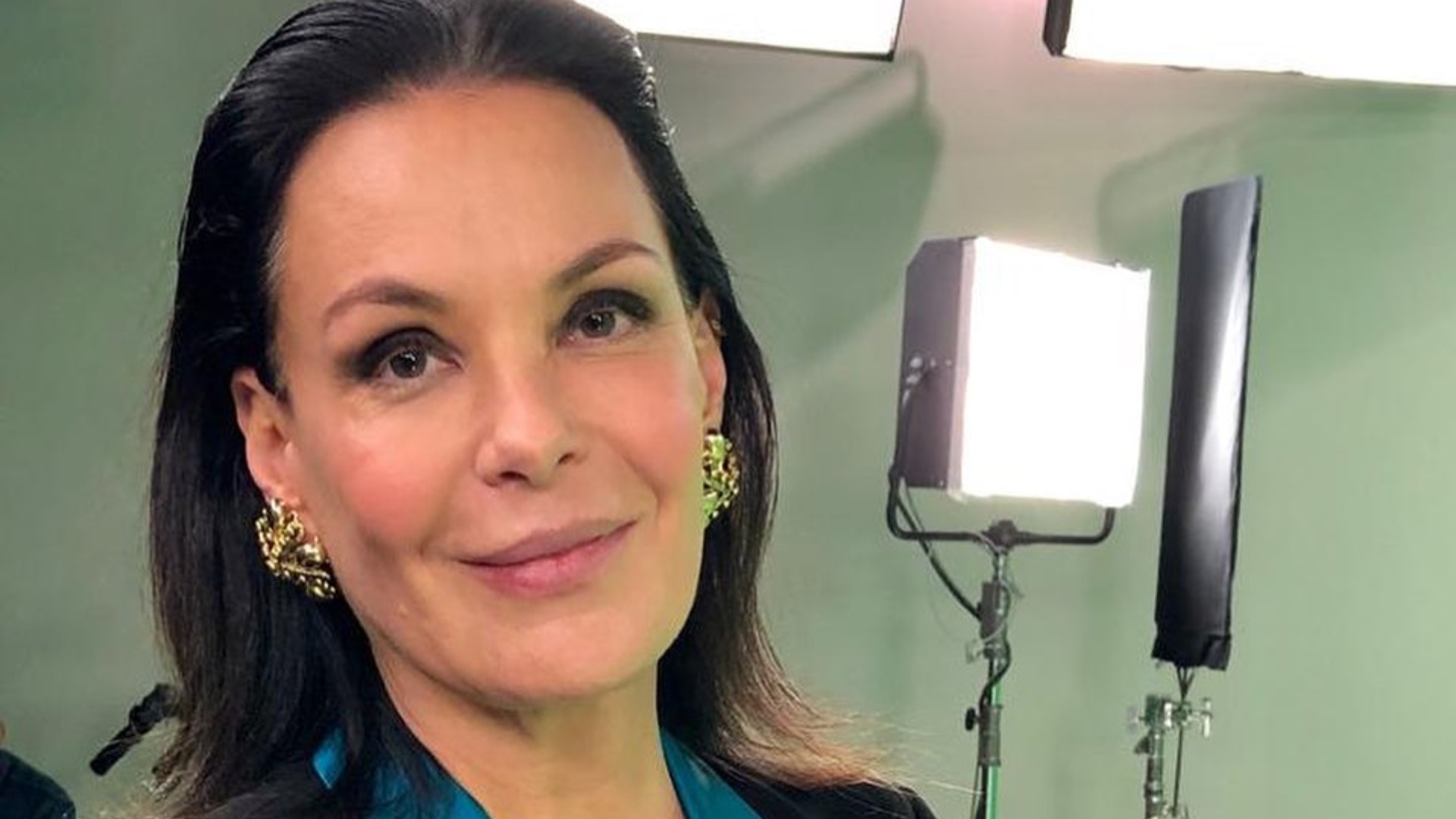 Carolina Ferraz aposta em visuais com blazer e ensina como usar a peça de uma maneira descolada e casual