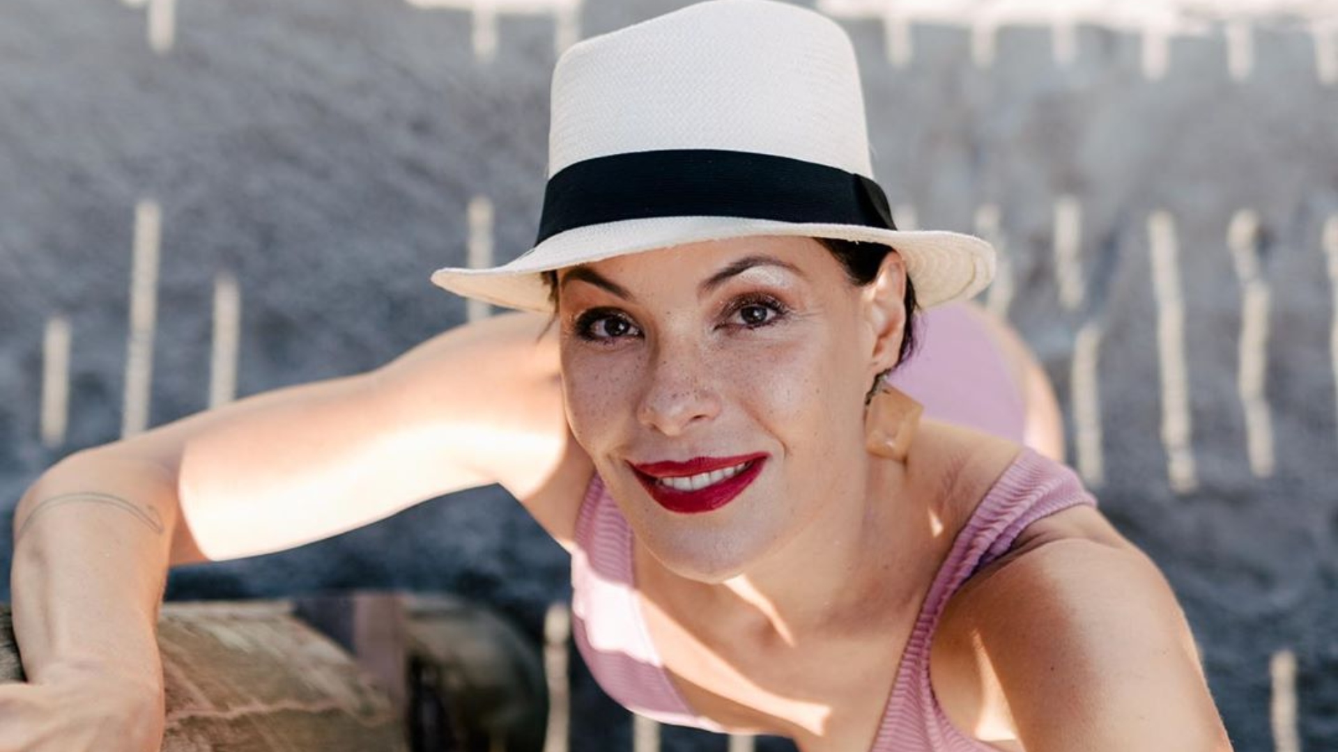 Carolina Ferraz surge com visual excêntrico para gravação de reportagem especial: ”Achei bom vir a ‘caráter”’