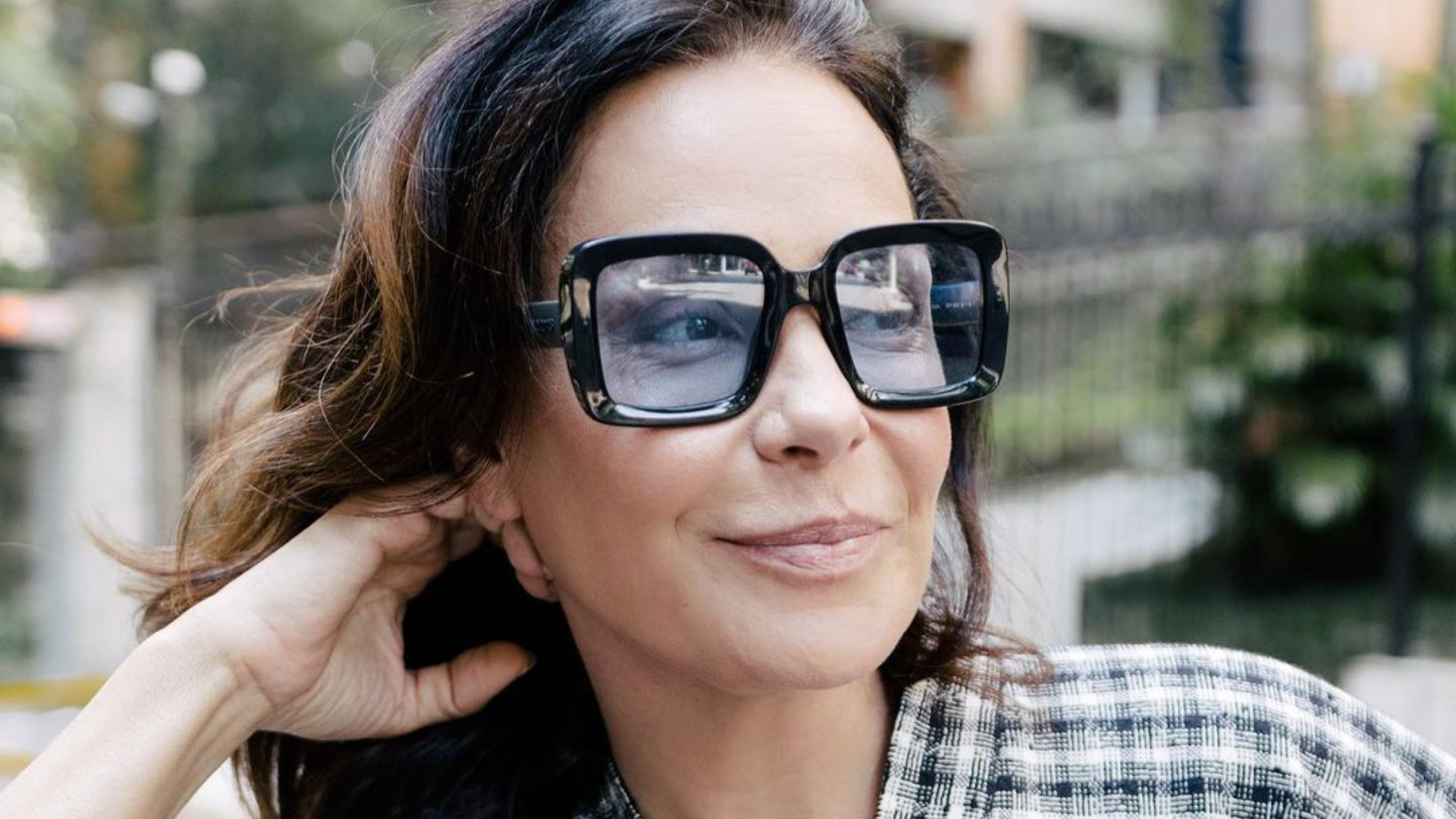 Estampa animal depois dos 50? Carolina Ferraz mostra que sim! Confira como a artista montou o look