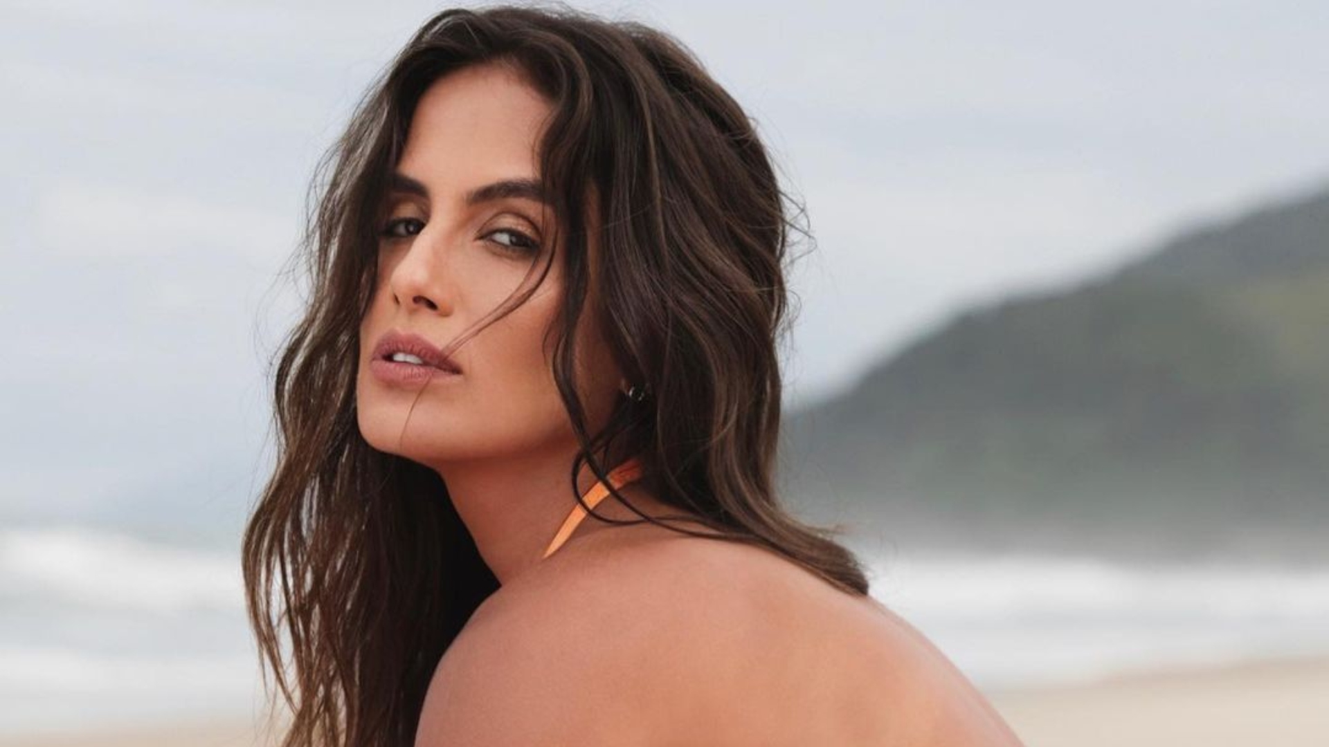 Carol Peixinho faz topless e sensualiza