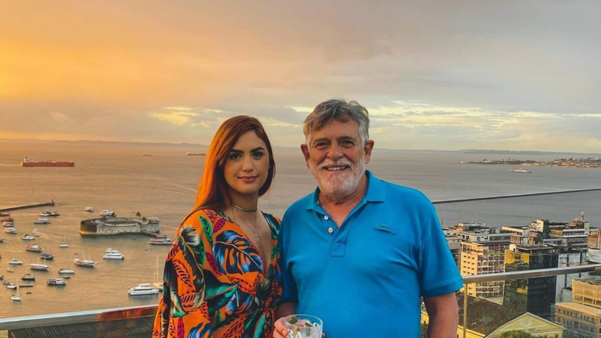 Aos 23 anos, companheira de José de Abreu renova bronze em dia de praia