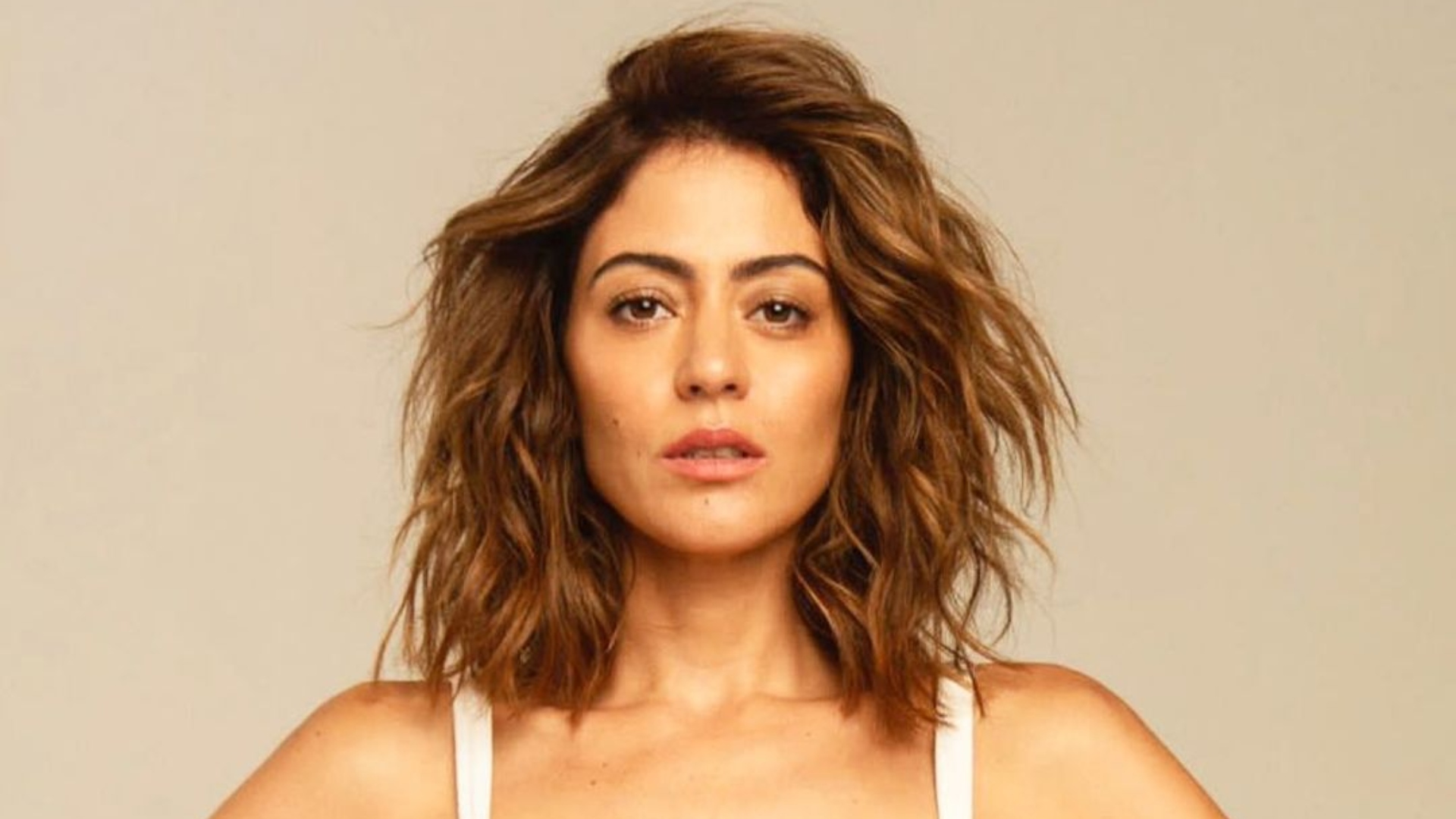 Carol Castro quase mostra demais com maiô cavadíssimo