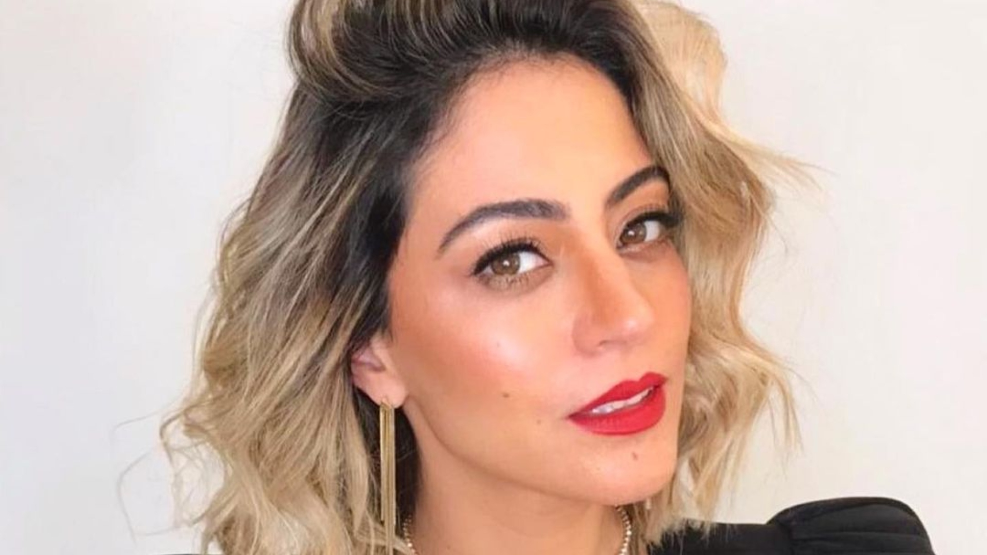 Com top brilhante, Carol Castro sensualiza e exibe decote poderoso