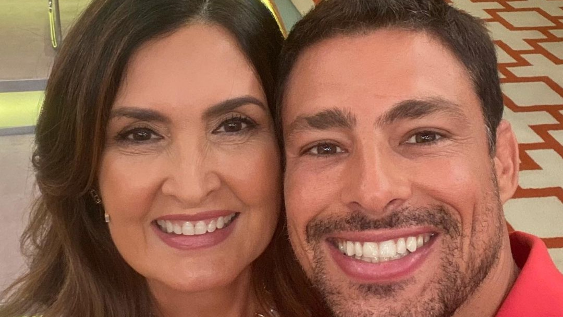 Cauã Reymond “passa cantada” em Fátima Bernardes e a deixa sem graça