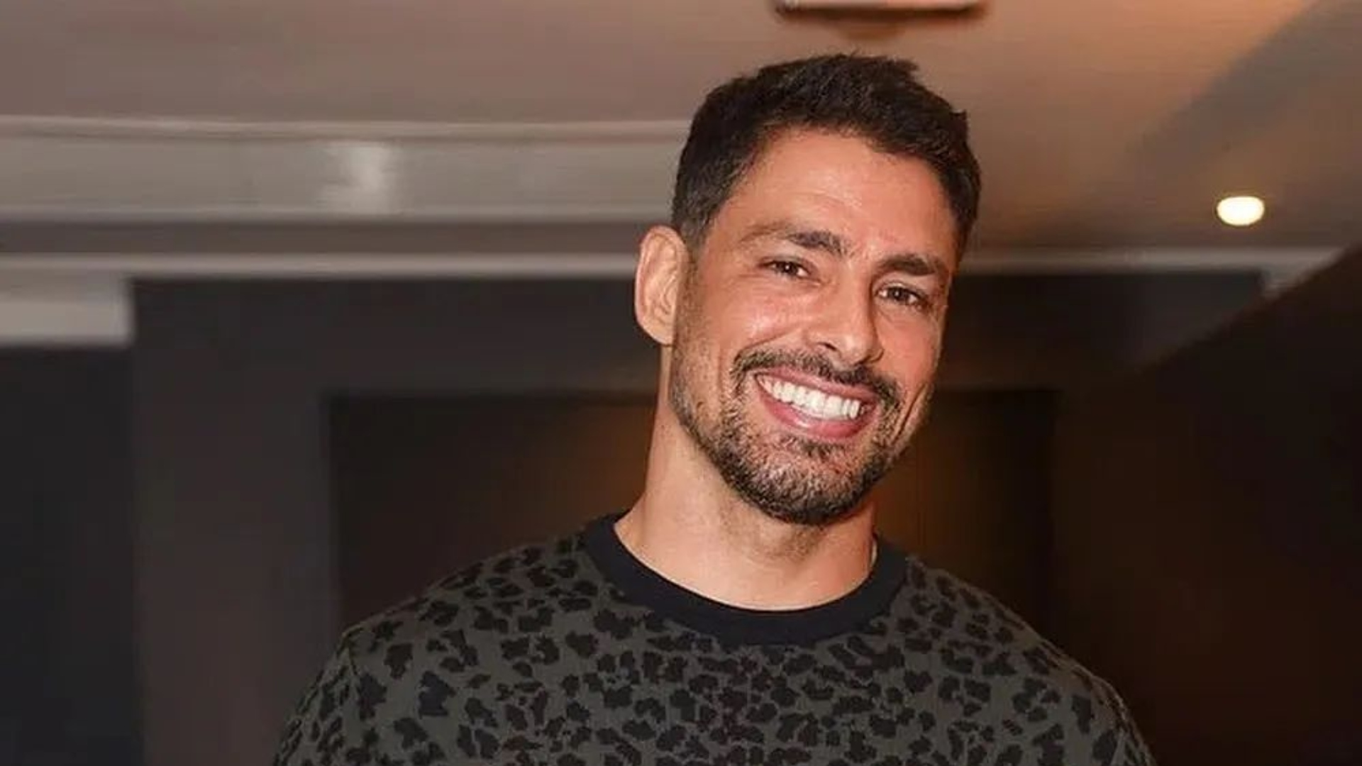 Cauã Reymond dispensa roupas e posa só de cueca
