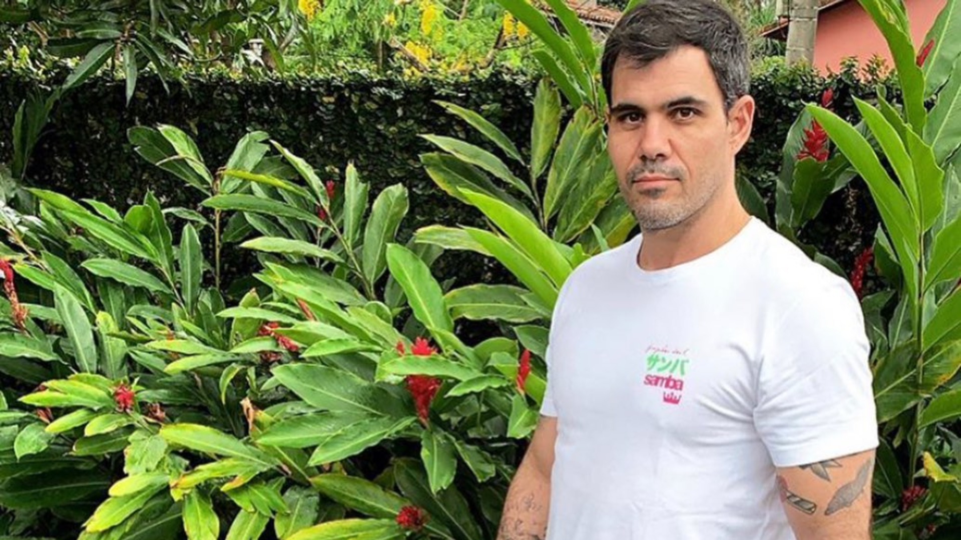 Juliano Cazarré surge de lenço em homenagem ao Dia Mundial do Câncer e ainda fala sobre mudanças de vida