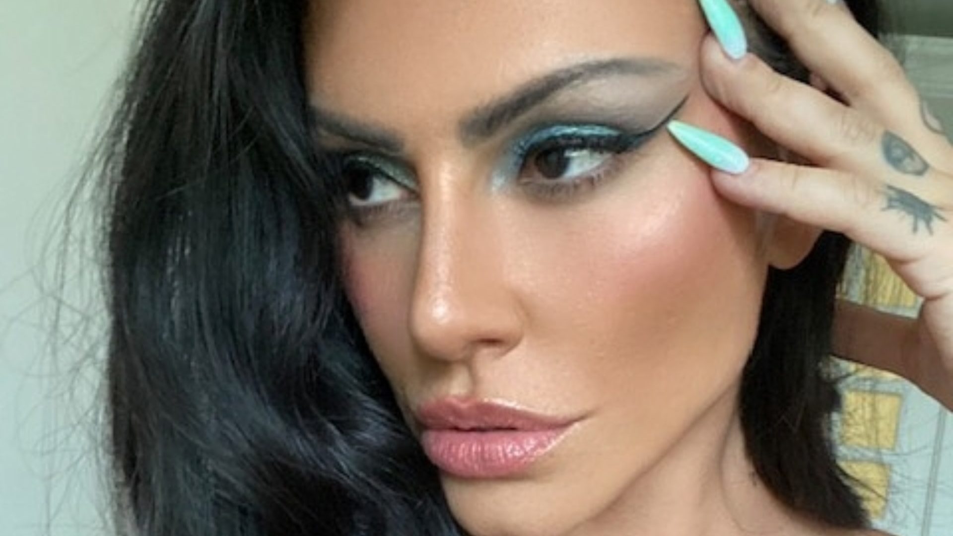 Com calcinha estampada, Cleo arranca suspiros em rede social