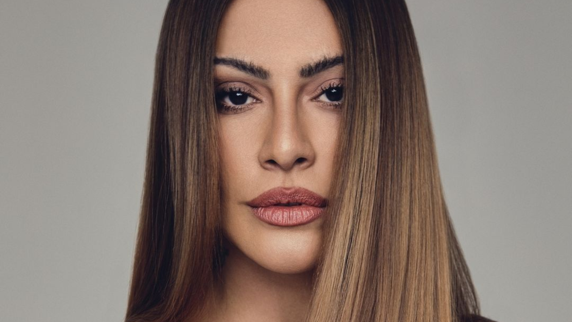 Cleo coloca bumbum para jogo em sequência de cliques de biquíni