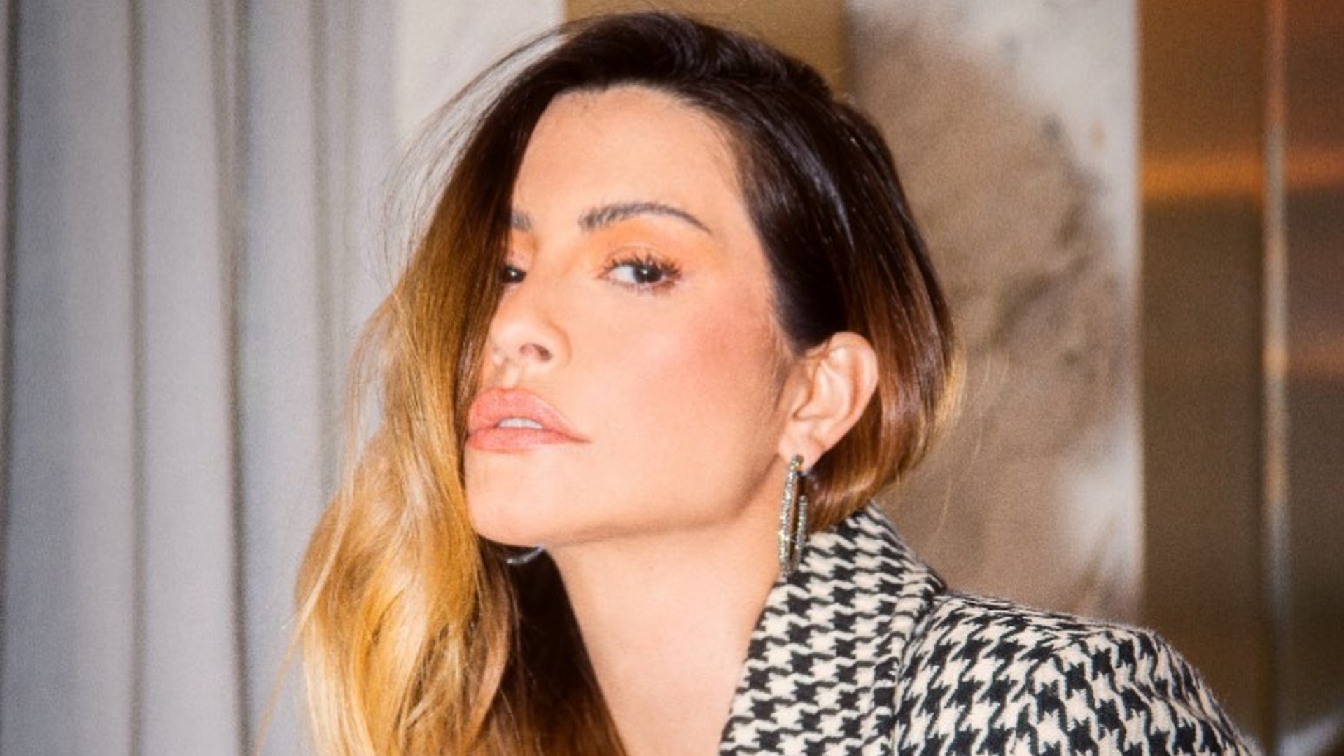 Cleo ousa e sensualiza com vestido vermelho