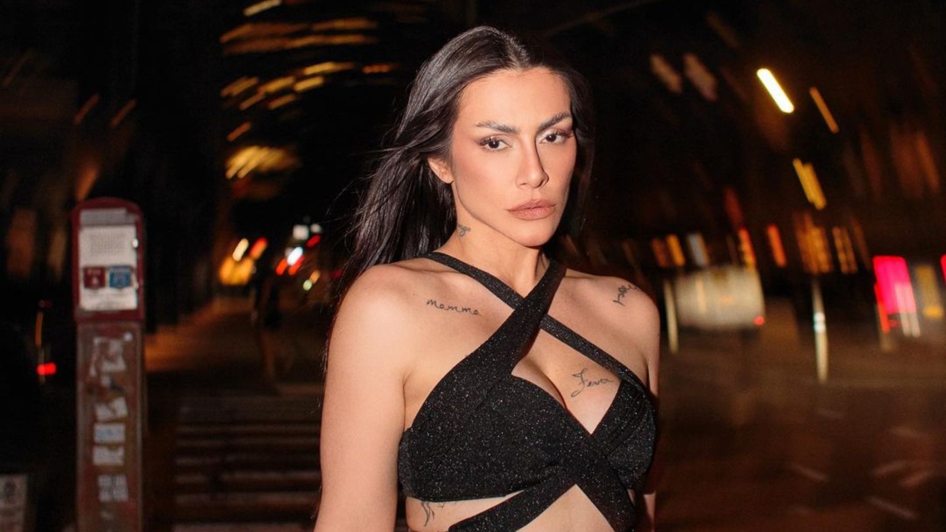 Cleo ousa em decote e deixa o colo à mostra
