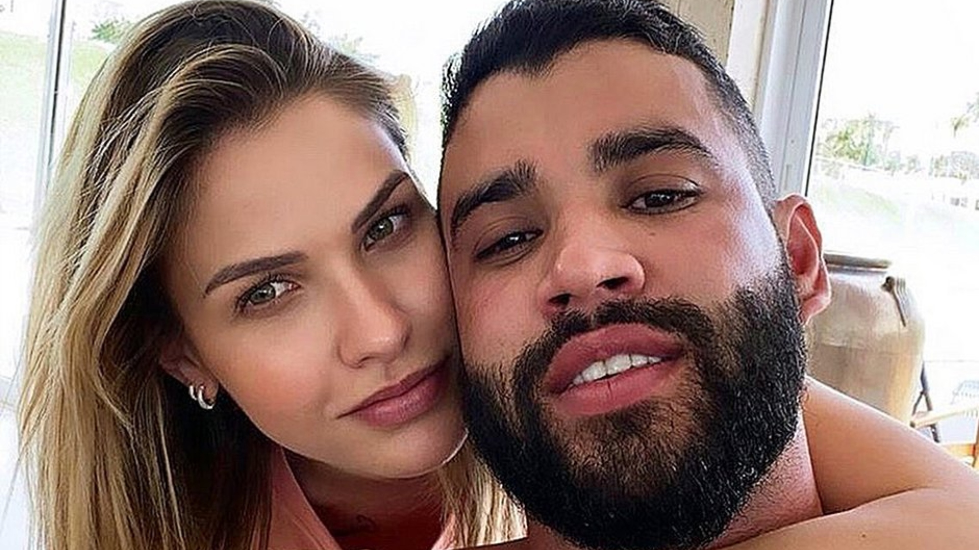 ASSUMIDOS! Andressa Suita compartilha vídeo de serenata de Gusttavo Lima