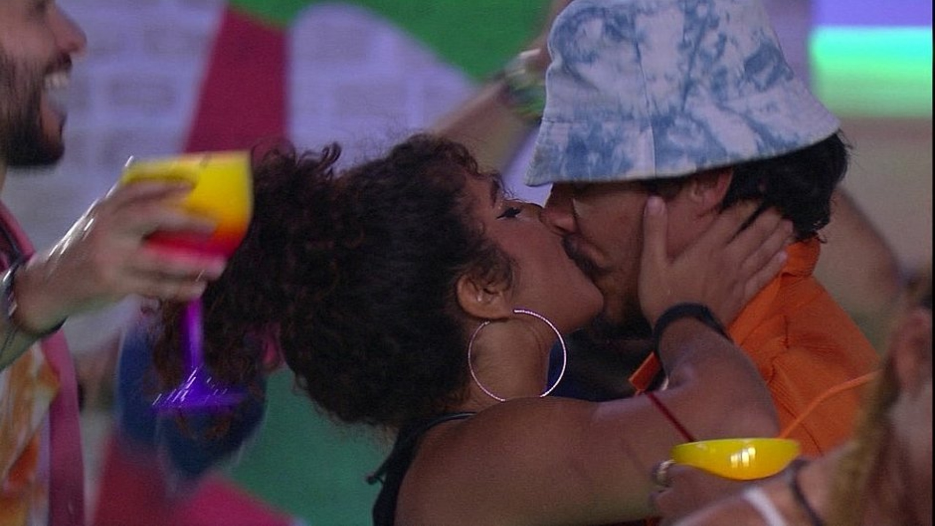 BBB22: Agora rolou: Eliezer e Maria esquentam edredom