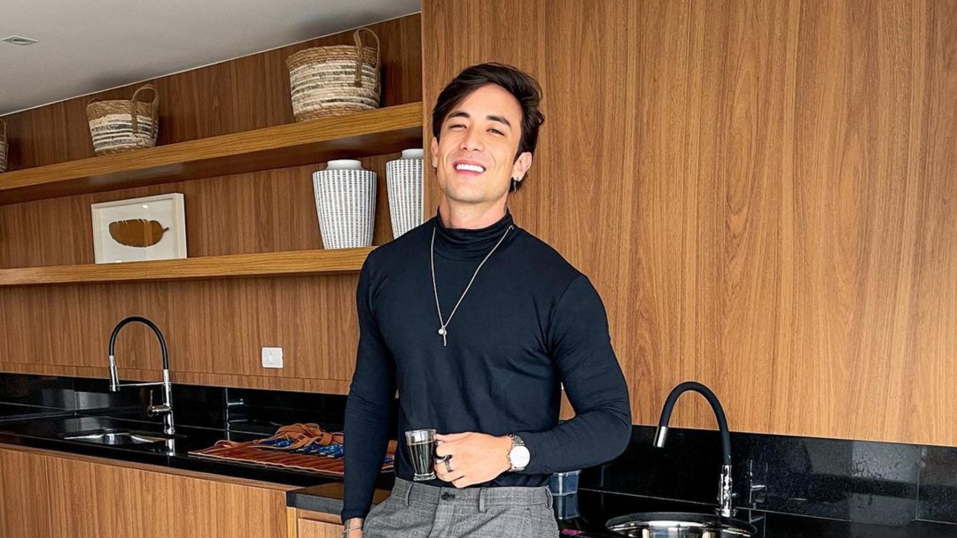 Daniel Caon posa sem camisa e exibe tanquinho sarado