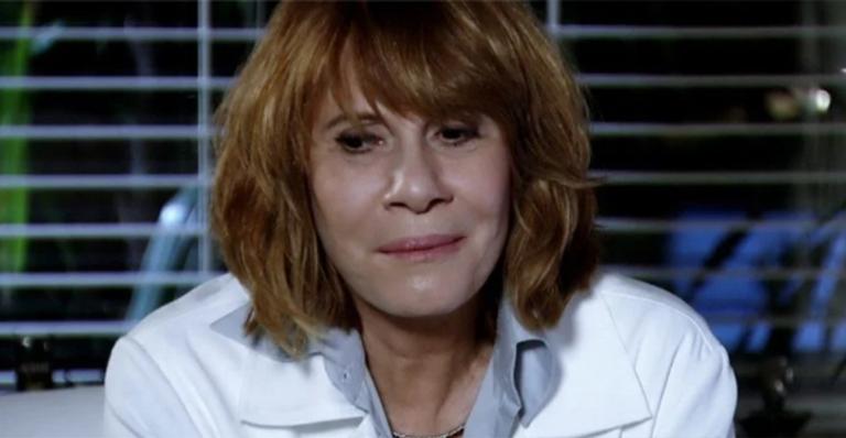 Fina Estampa: Danielle é expulsa da comunidade médica e fica na miséria