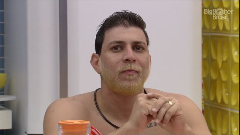 BBB21: Caio descolore a barba e pede aprovação de Rodolffo: “9,5 pra feiura”