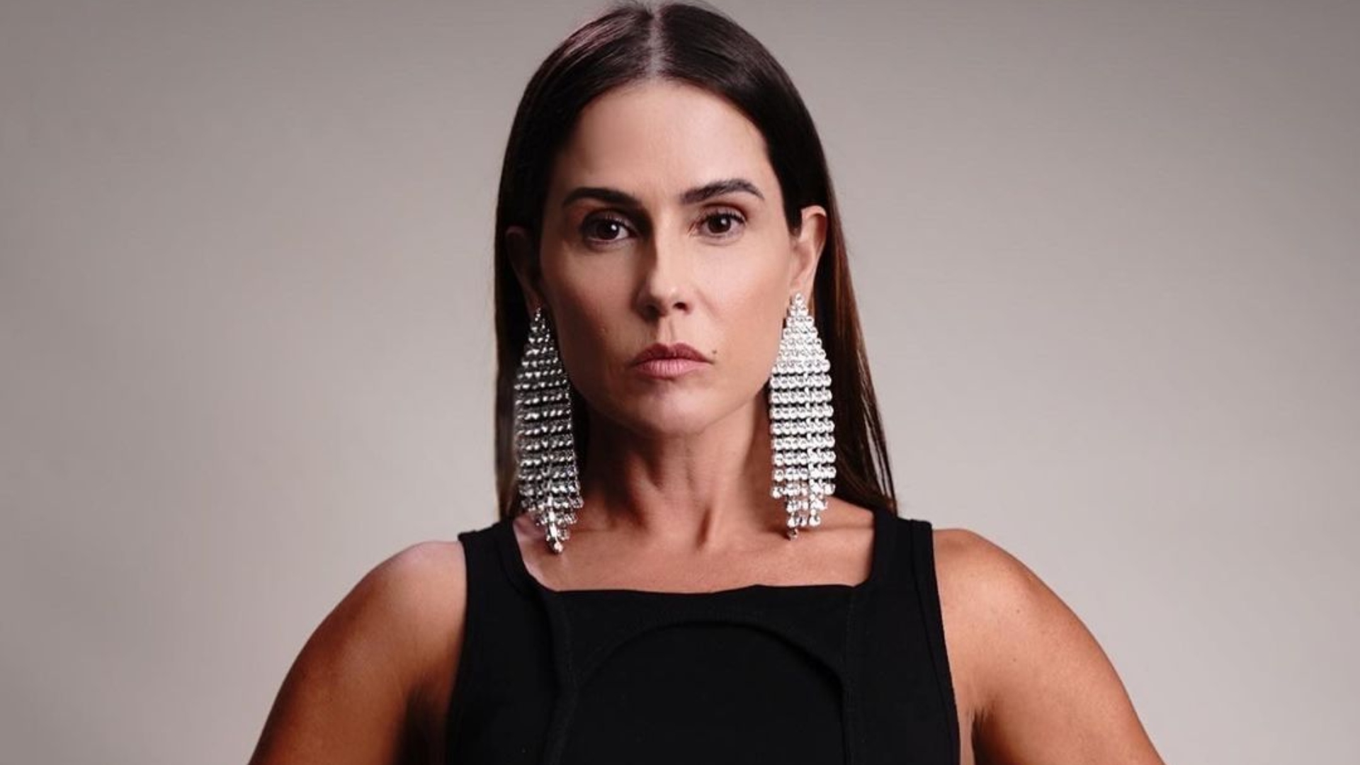 Deborah Secco exibe bumbum empinado de biquíni