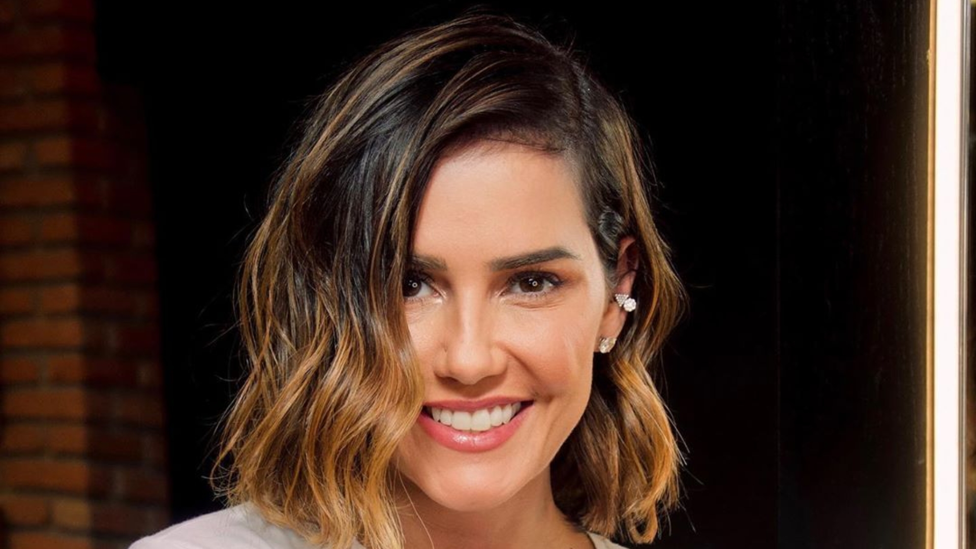 Do curto ao longo! Deborah Secco fica com medo de ler comentários sobre seu novo cabelo: “Devo ler ou odiaram?”