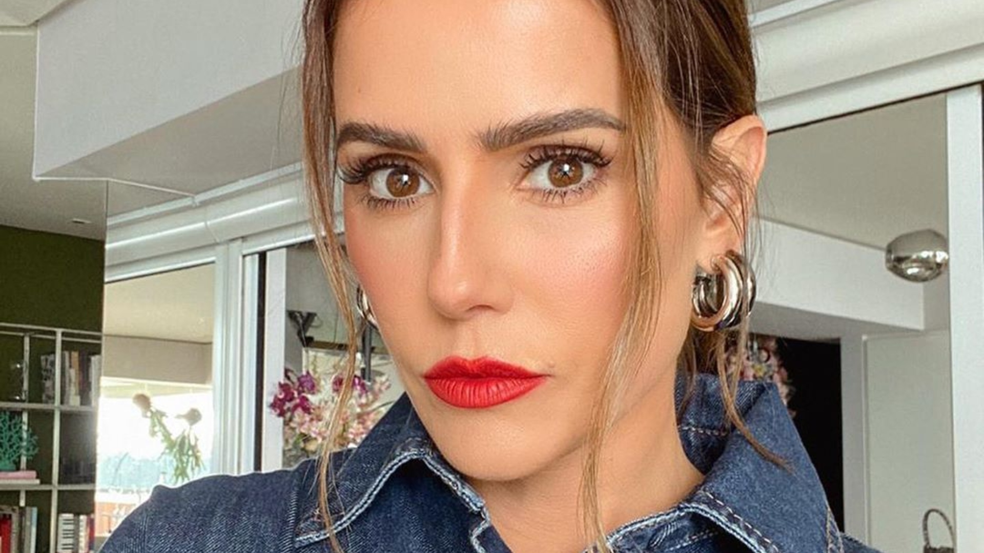 Deborah Secco aparece toda suja de tinta e brinca: “Quantos banhos foram necessários?”