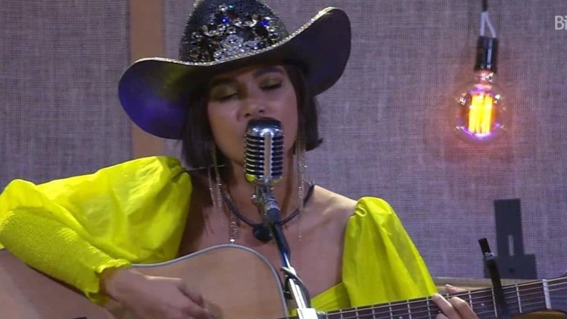 BBB20: Manu Gavassi solta a voz com hit antigo e internautas vão ao delírio