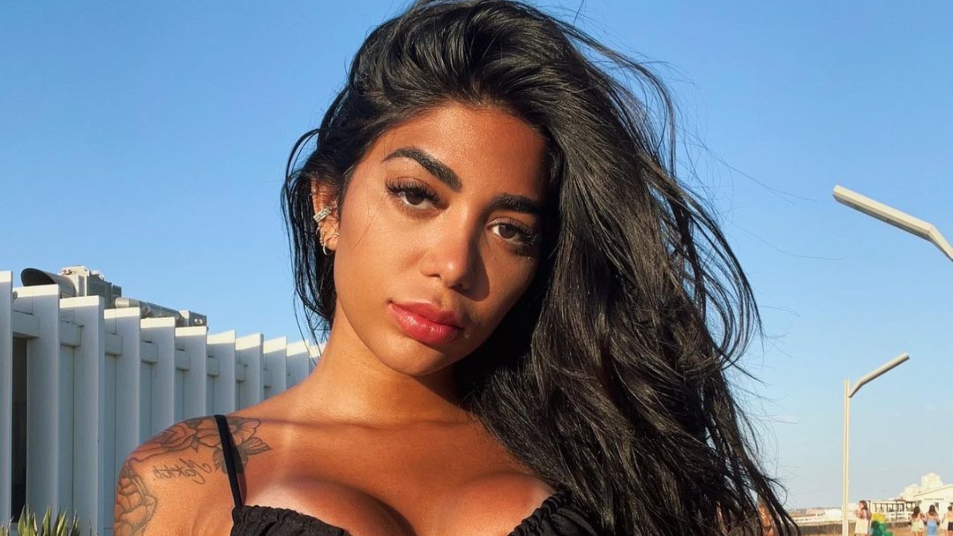 Irmã de Gabigol, Dhiovanna Barbosa coloca curvas exuberante para jogo com lingerie vermelha