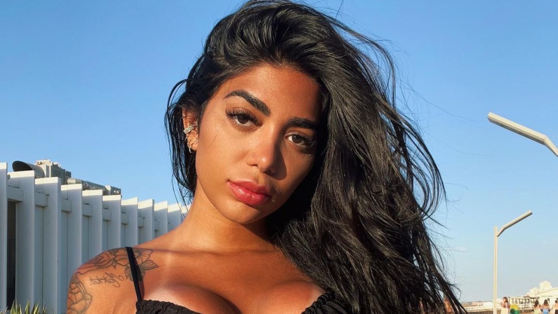 Irmã de Gabigol posa com biquíni fio-dental minúsculo