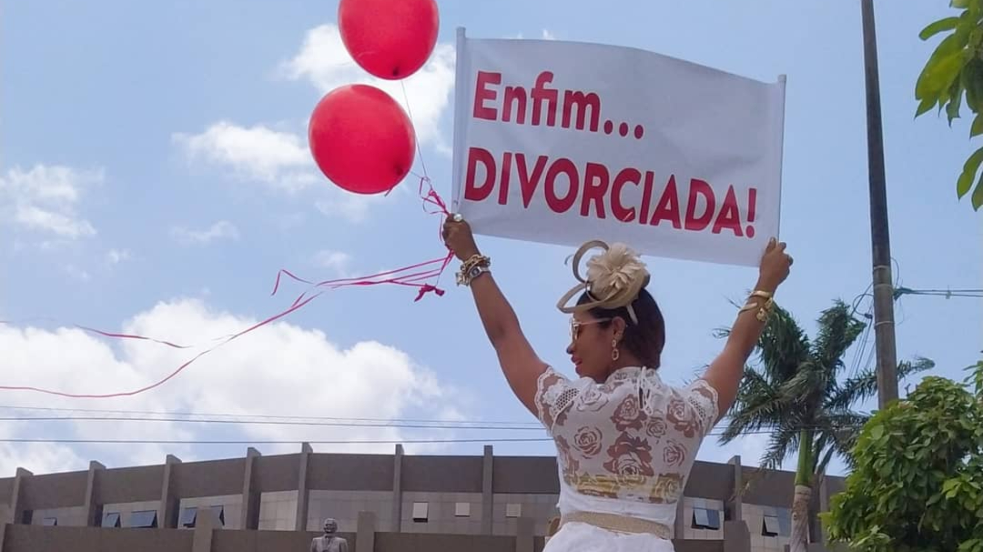 Enfim, divorciada! Empresária comemora fim de relação abusiva com ensaio fotográfico e cartaz