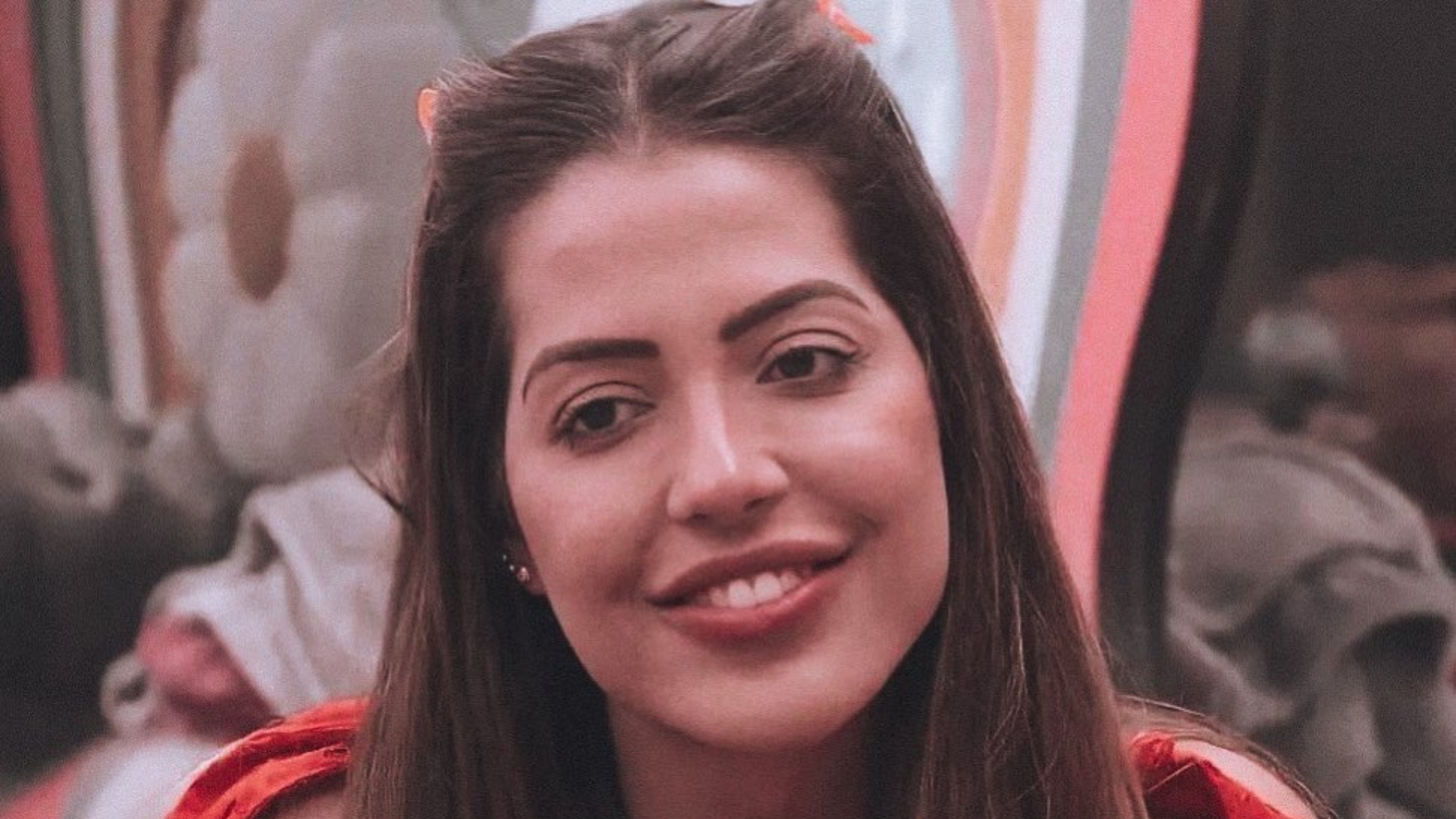 BBB22: Pedro Scooby puxa lençol e deixa Laís nua