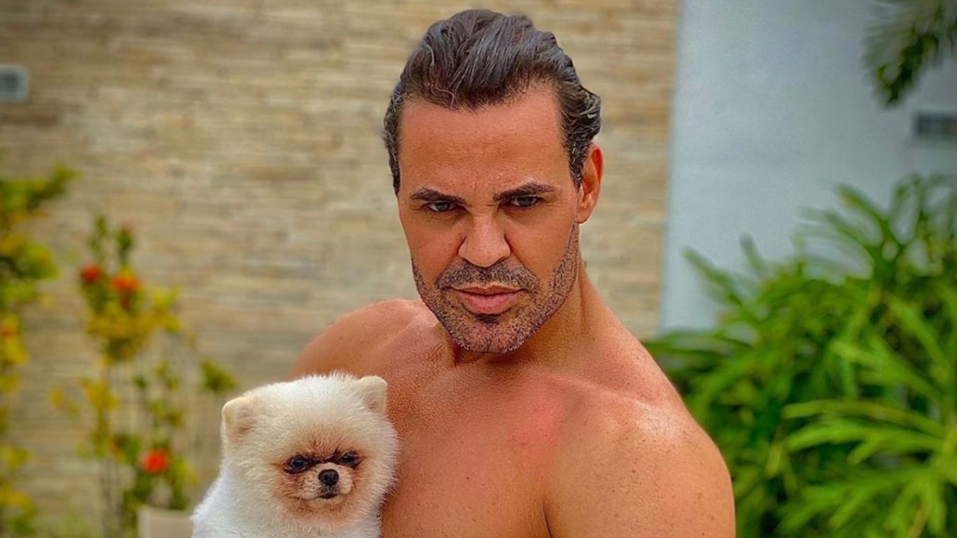 Vaidoso, Eduardo Costa investe em maquiagem definitiva e deixa os lábios rosados