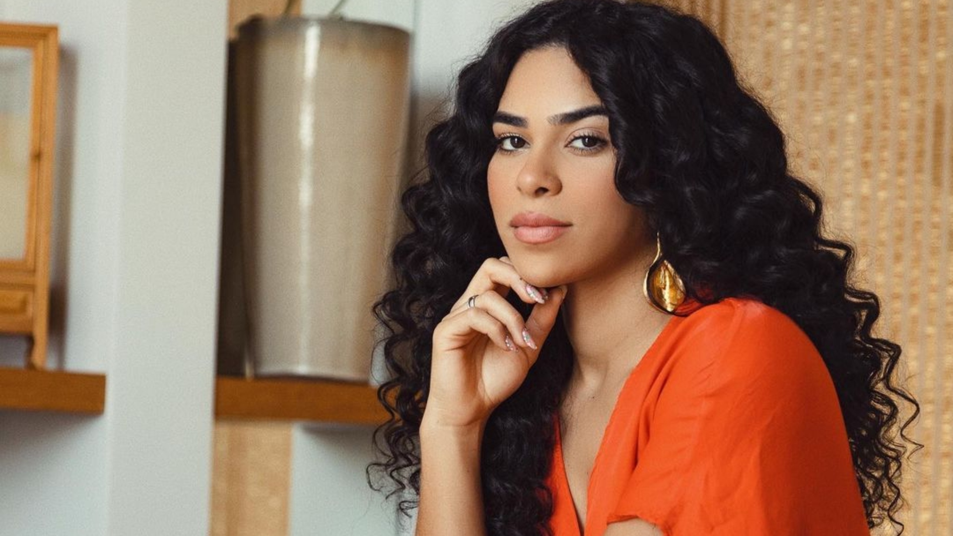 Ex-BBB Elana Valenaria abusa na transparência e quase mostra demais
