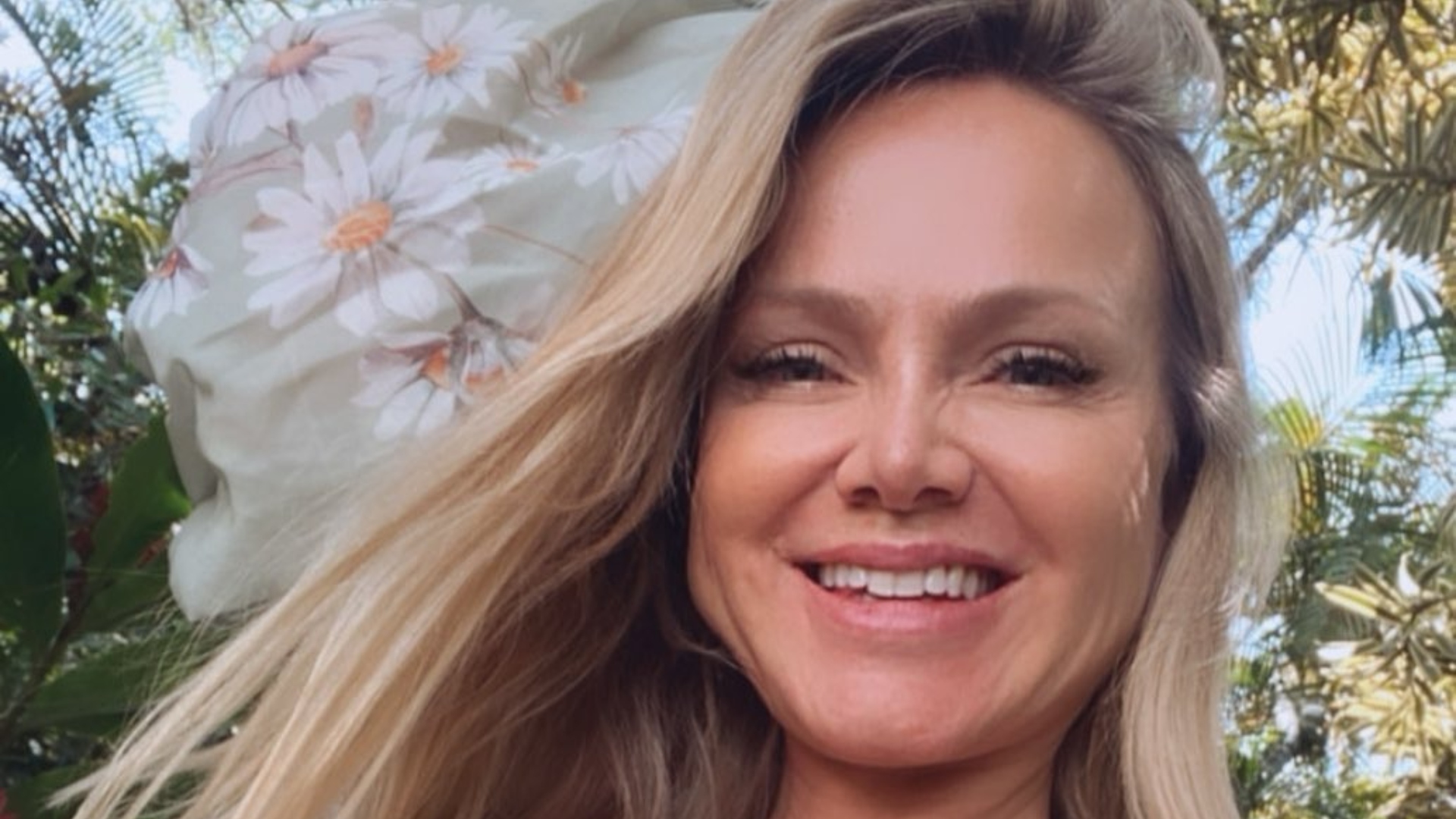 Eliana posa de biquíni, é traída por espelho e mostra bumbum