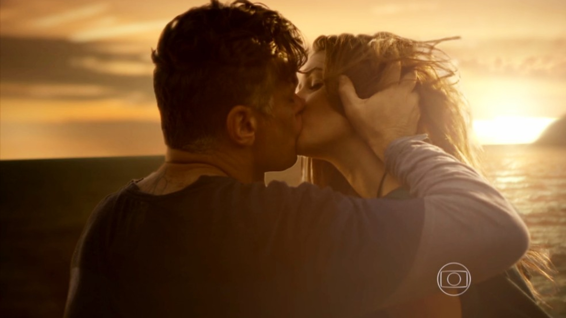 Totalmente Demais: Esse momento chegou! Emocionada com gesto de carinho, Eliza beija Arthur