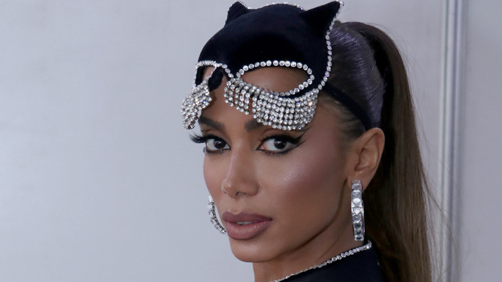 Anitta passa mal durante show e abandona palco por questões de saúde