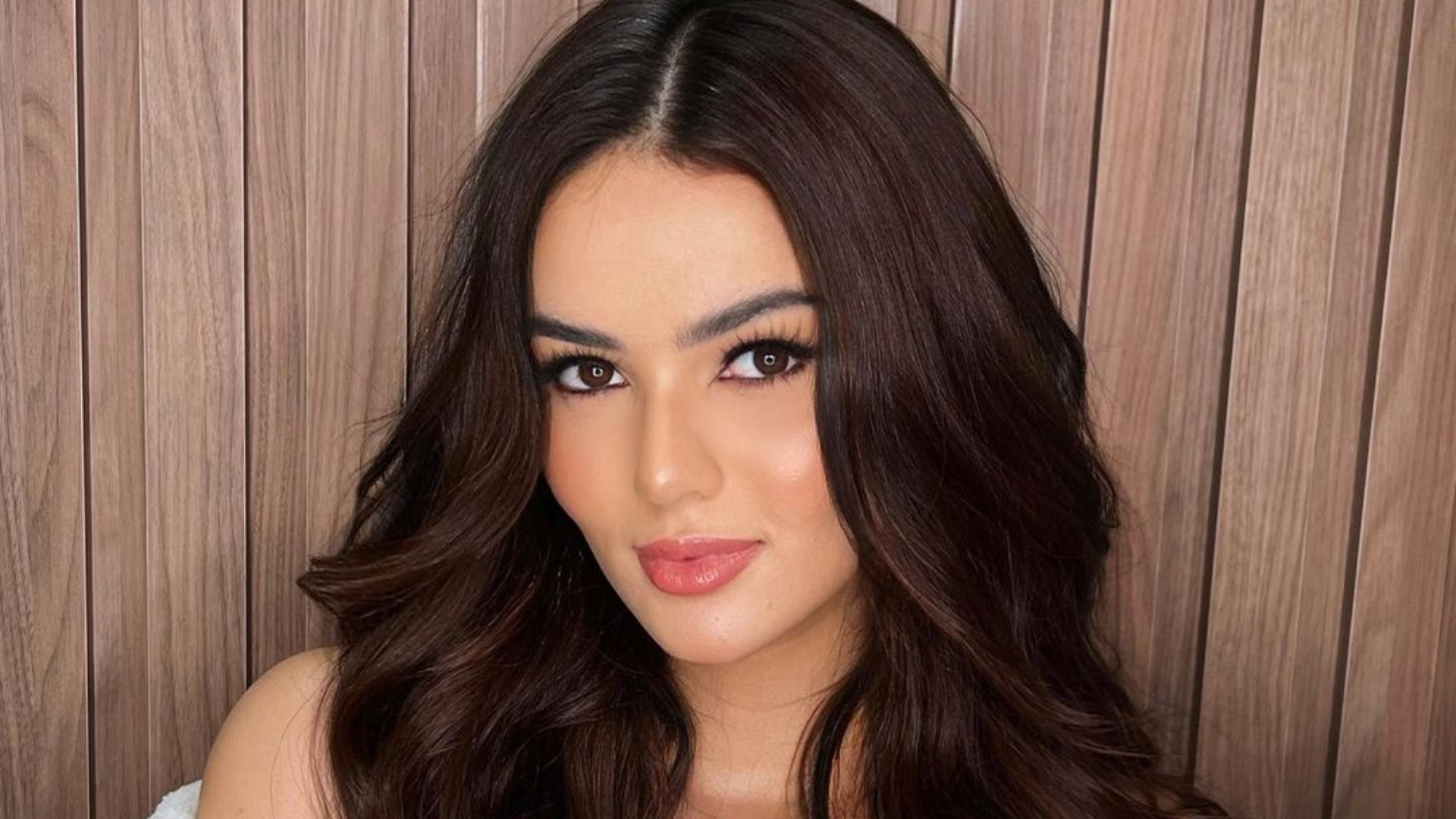Eslovênia Marques sensualiza com biquíni rosa