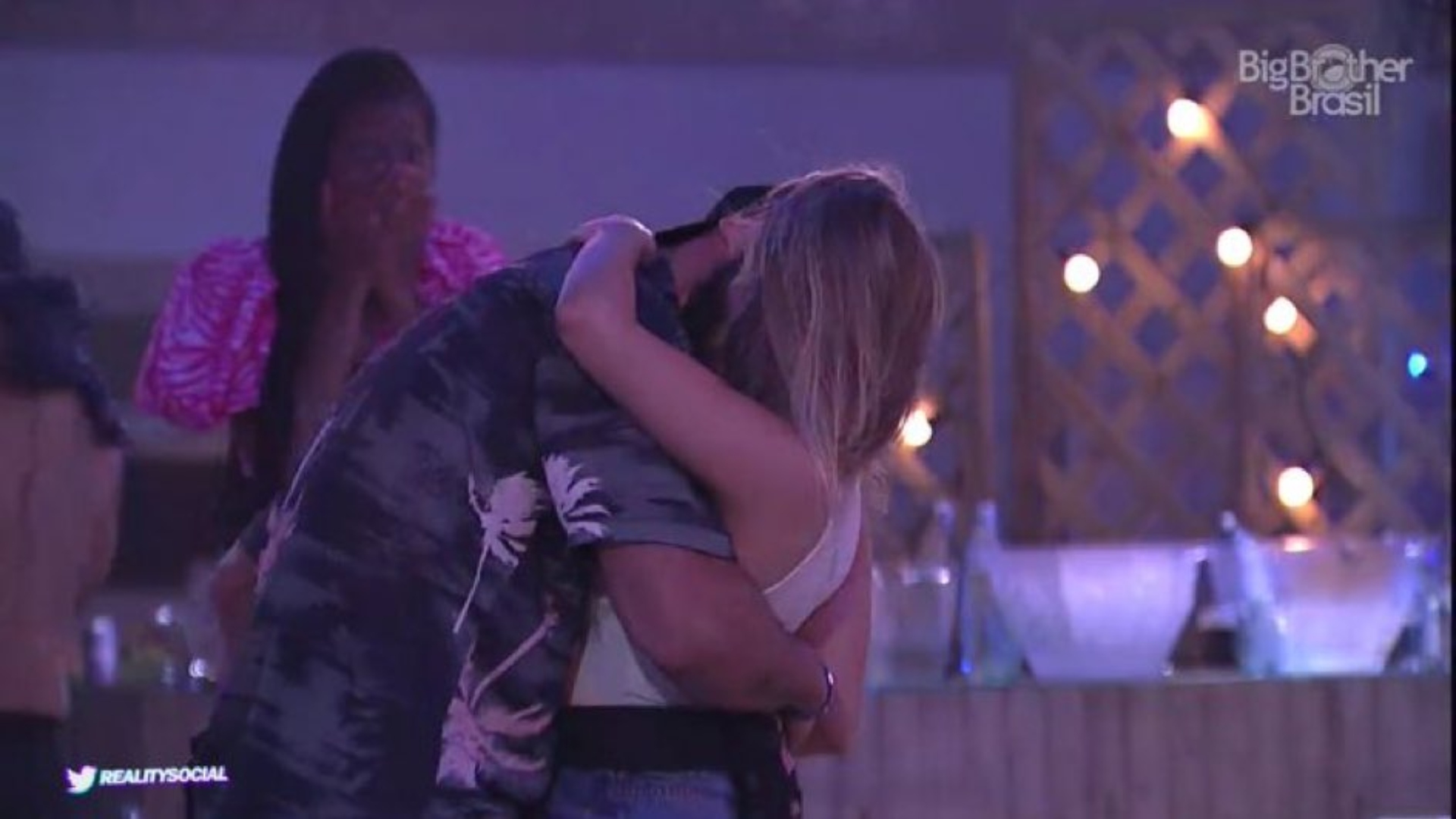 BBB21: O clima esquentou! Carla Diaz e Arthur dão beijão daqueles durante festa