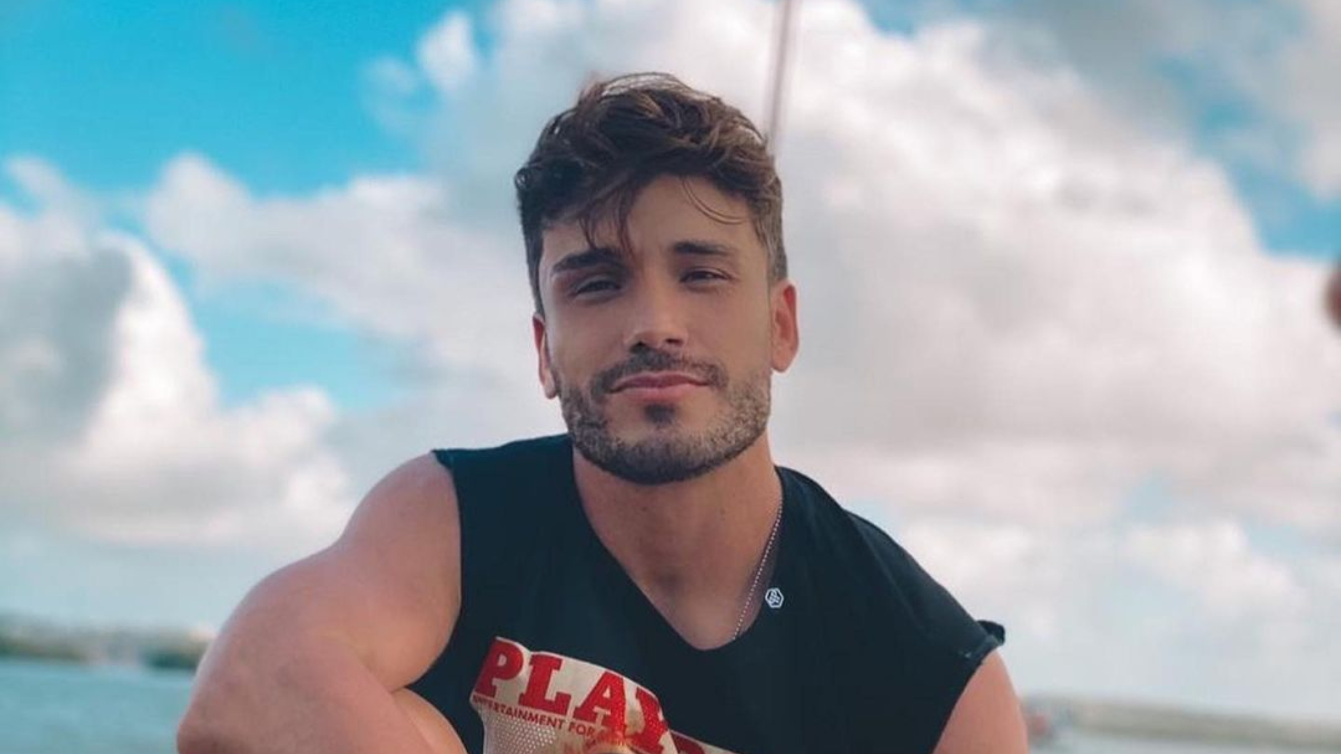 Alô, crush! Lucas Viana “brinca” com seus dotes culinários