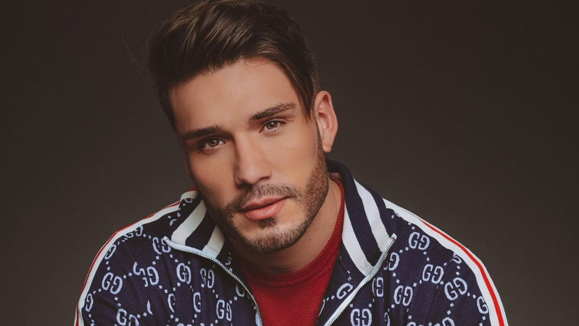 Lucas Viana ostenta tanquinho e deixa parte da cueca à mostra: “Prazer”