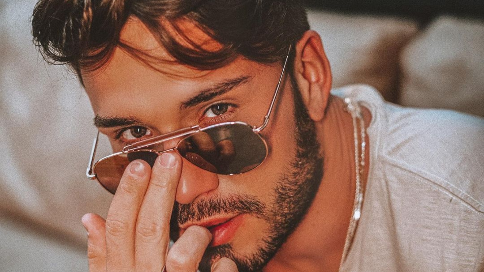 Show de estilo! Lucas Viana monta modelito combinando óculos de sol com camiseta
