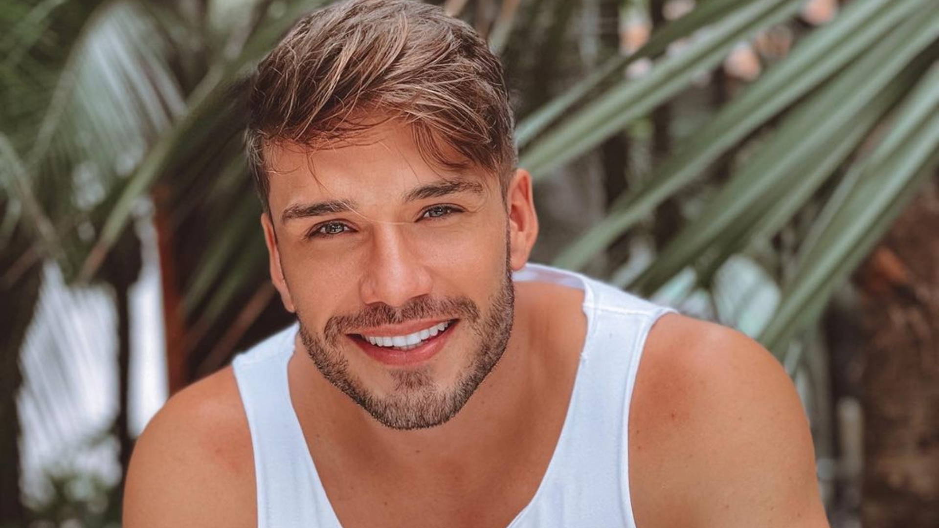 Lucas Viana exibe corpo sarado só de sunga