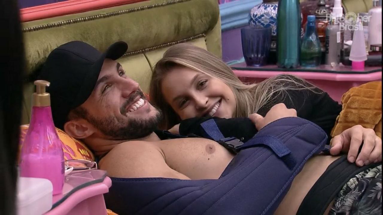 BBB21: Carla Diaz brinca sobre a promessa de Arthur ficar pelado após Eliminação: “Só vim para isso”