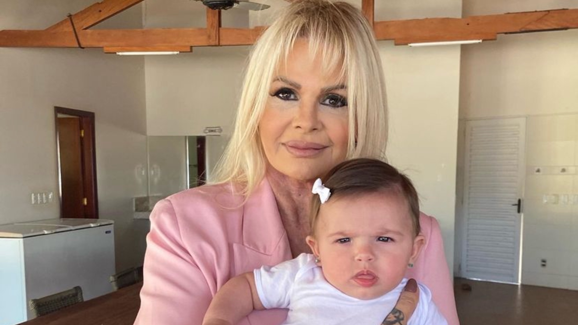 Monique Evans desabafa sobre ser avó: “Tenho medo”
