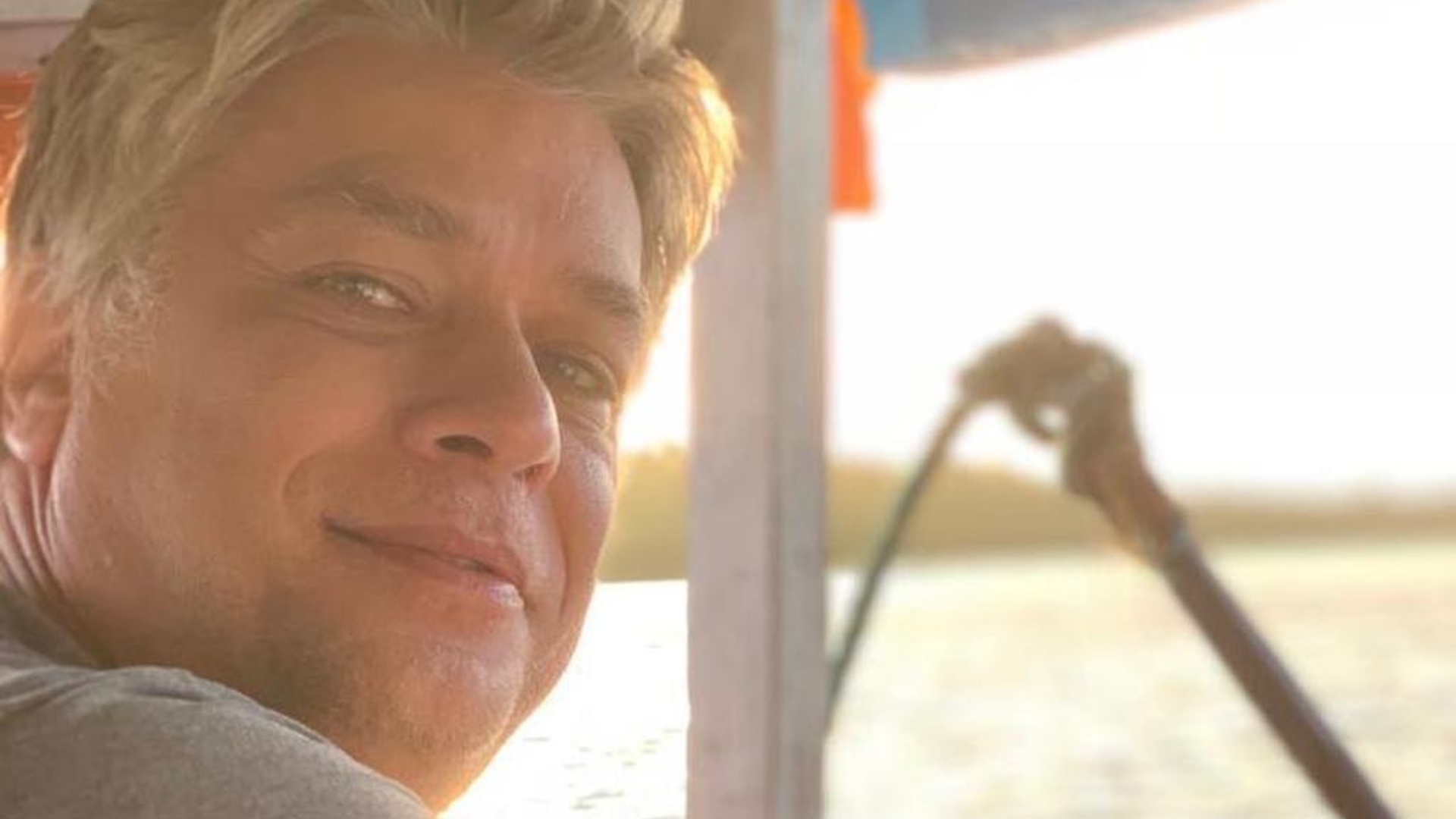 Com 27 kg a menos e um novo visual, Fabio Assunção exibe boa forma em dia de praia