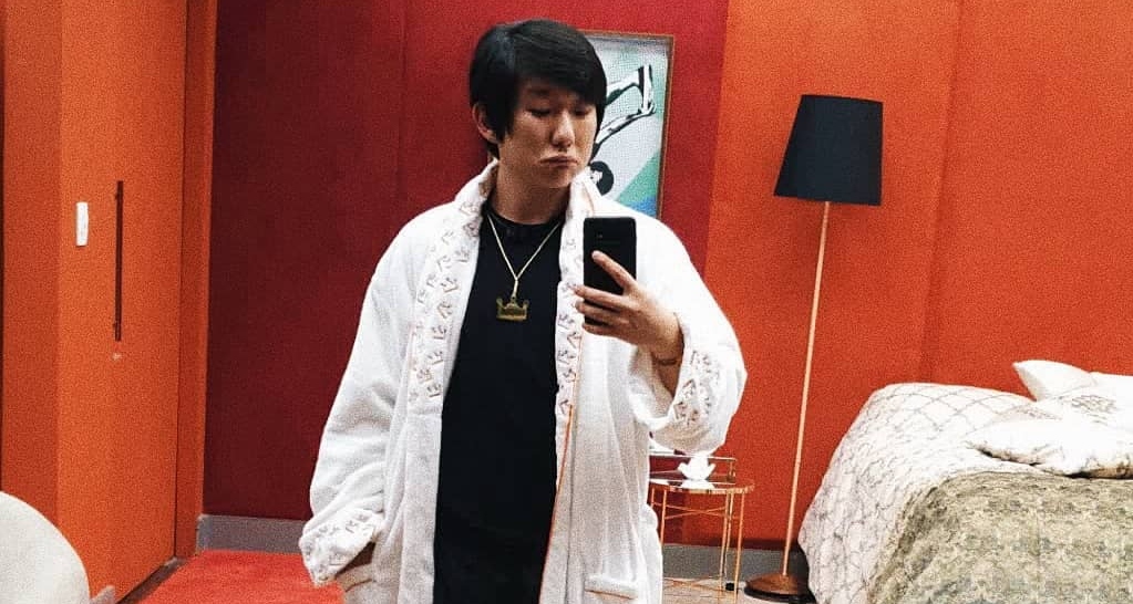 De terno, Pyong surge com figurino de sua festa e sisters gritam: “Maravilhoso!”